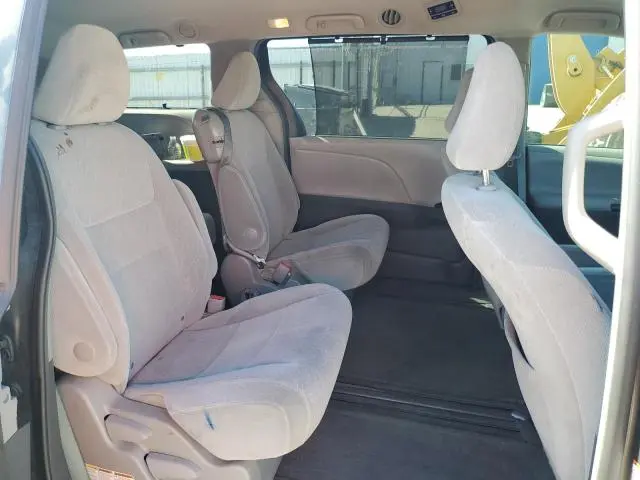 2017 TOYOTA SIENNA LE  