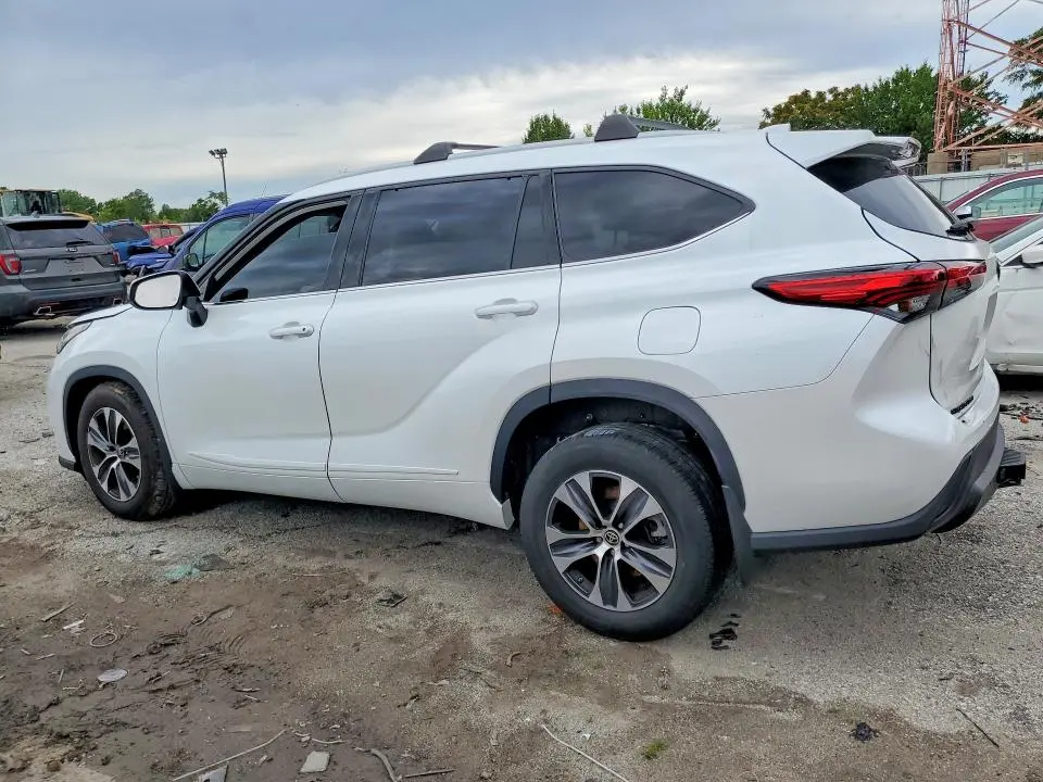 2022 TOYOTA HIGHLANDER XLE  