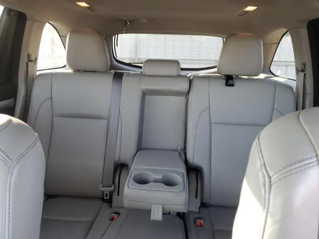 2017 TOYOTA HIGHLANDER SE  