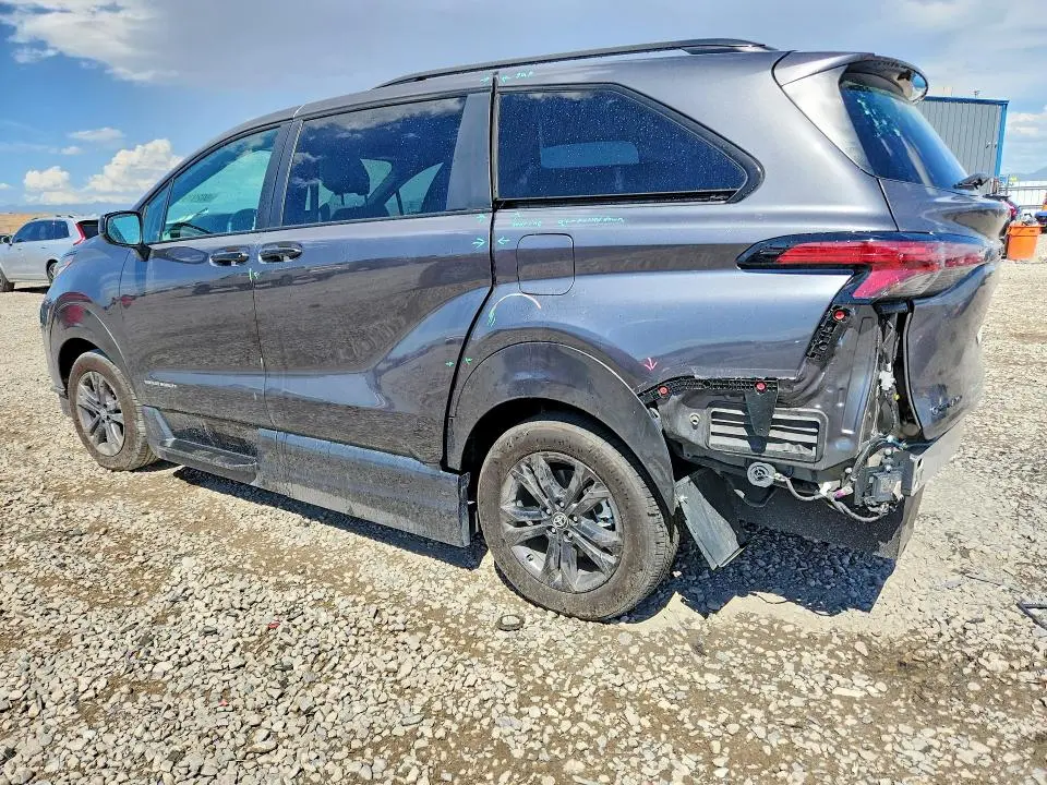 2025 TOYOTA SIENNA XSE  