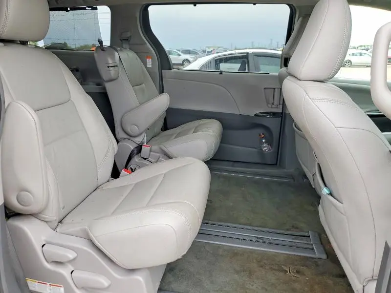 2015 TOYOTA SIENNA XLE 8-PASSENGER  