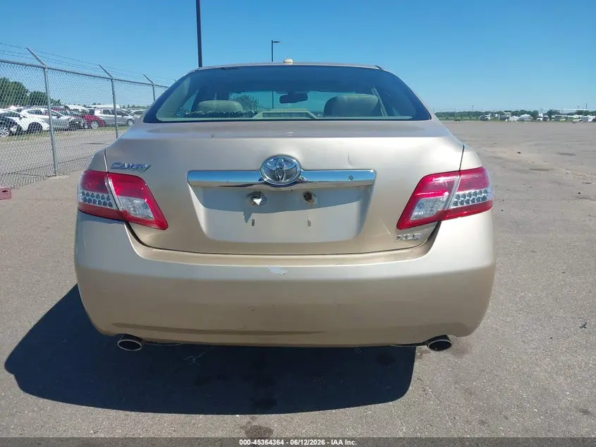 2011 TOYOTA CAMRY XLE V6