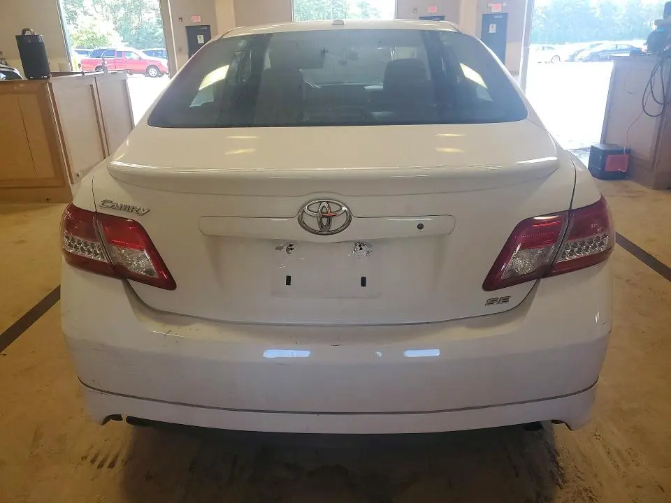 2011 TOYOTA CAMRY SE  