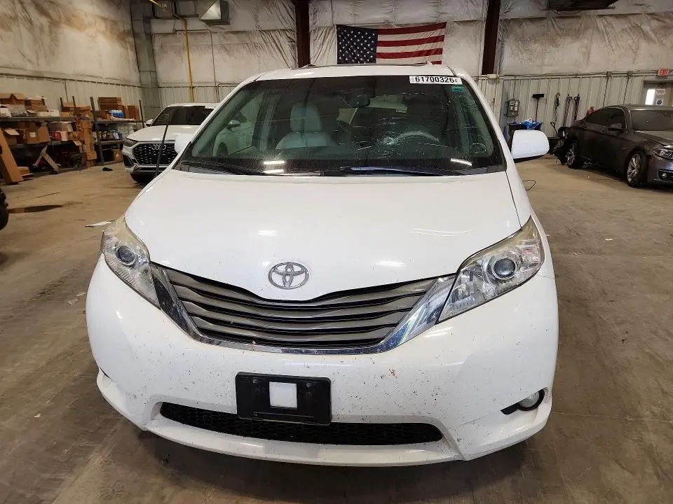2014 TOYOTA SIENNA XLE 8-PASSENGER  