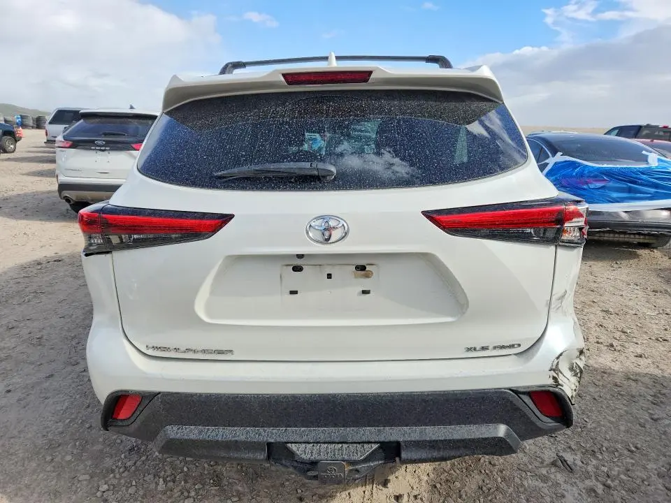 2021 TOYOTA HIGHLANDER XLE  