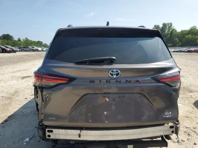 2021 TOYOTA SIENNA XLE  