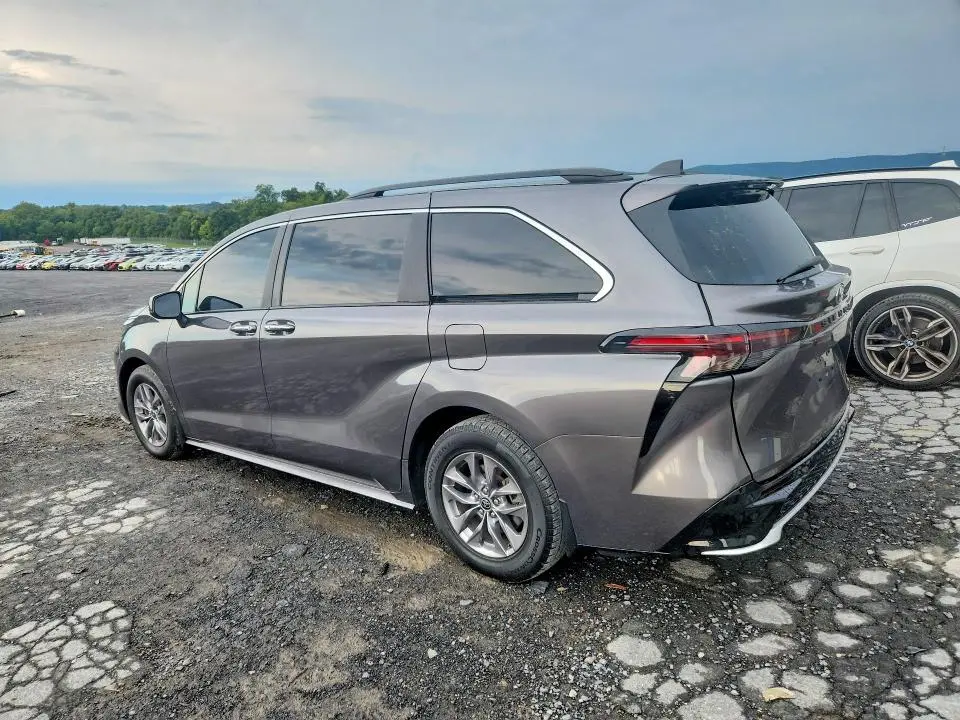 2024 TOYOTA SIENNA XLE  