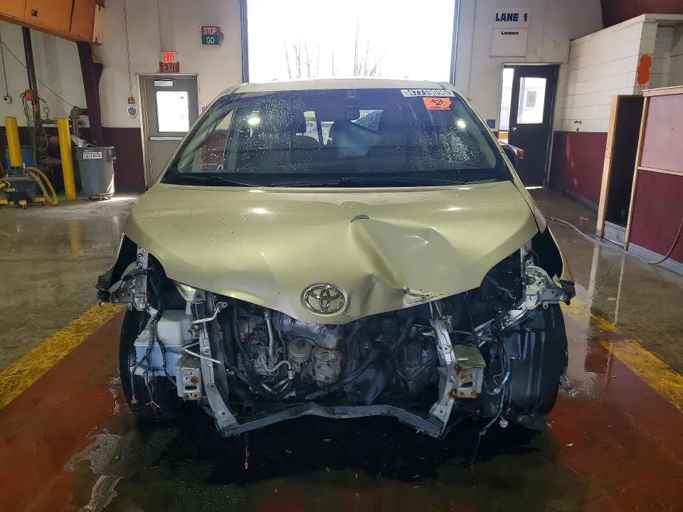 2015 TOYOTA SIENNA XLE 8-PASSENGER  