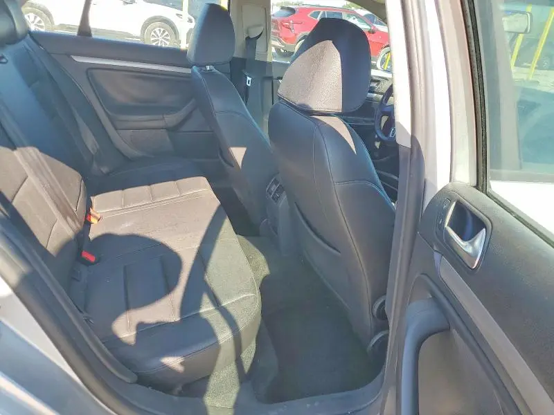 2010 VOLKSWAGEN JETTA SE  