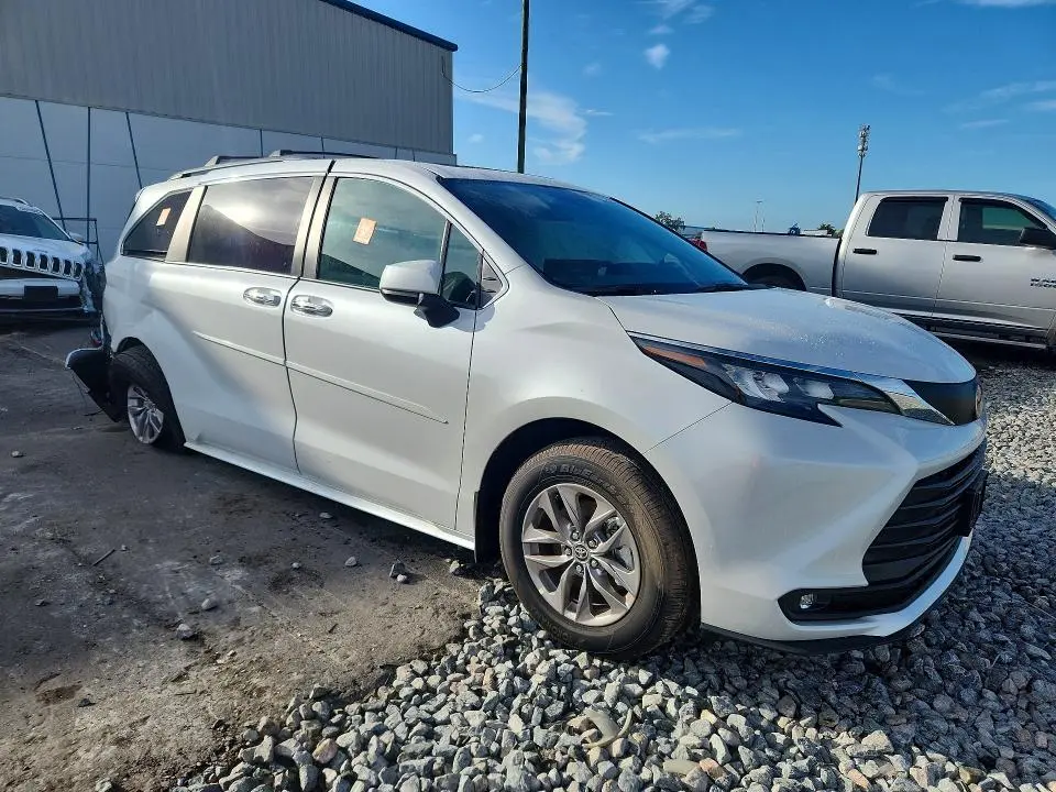 2026 TOYOTA SIENNA XLE 8-PASSENGER  