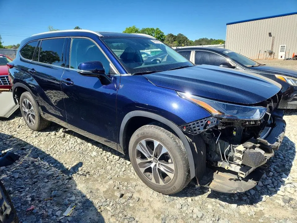 2022 TOYOTA HIGHLANDER XLE  