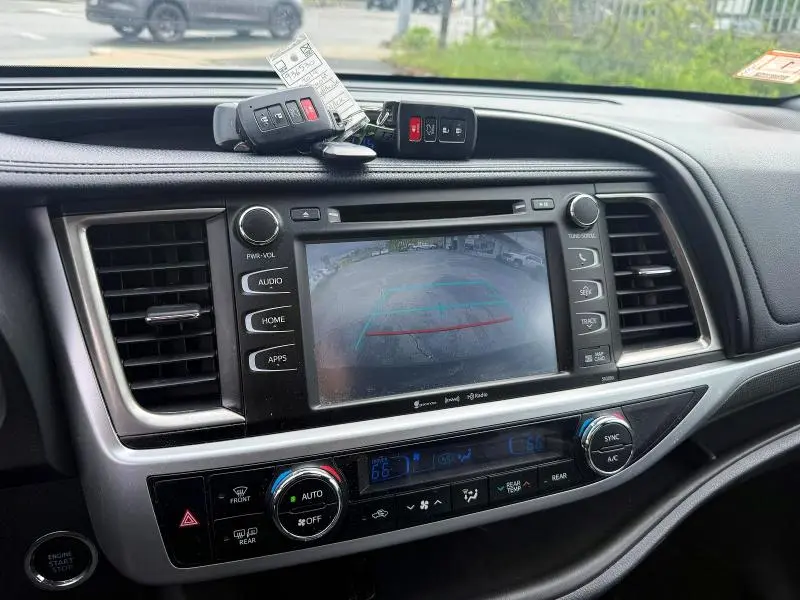 2019 TOYOTA HIGHLANDER SE  