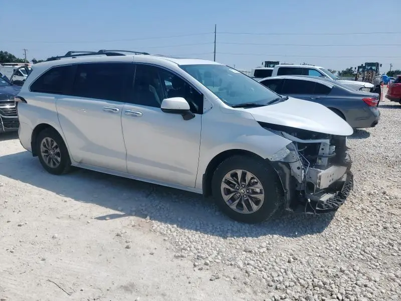 2024 TOYOTA SIENNA XLE  