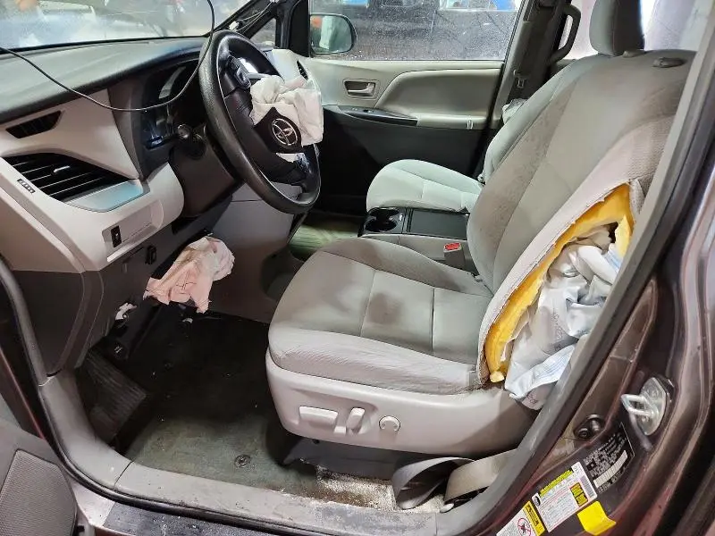 2015 TOYOTA SIENNA LE 8-PASSENGER  