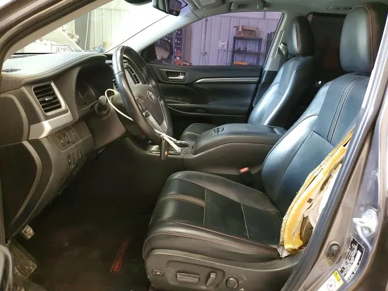 2019 TOYOTA HIGHLANDER SE  