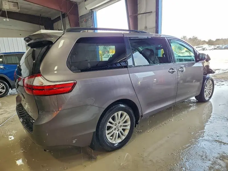 2017 TOYOTA SIENNA XLE  