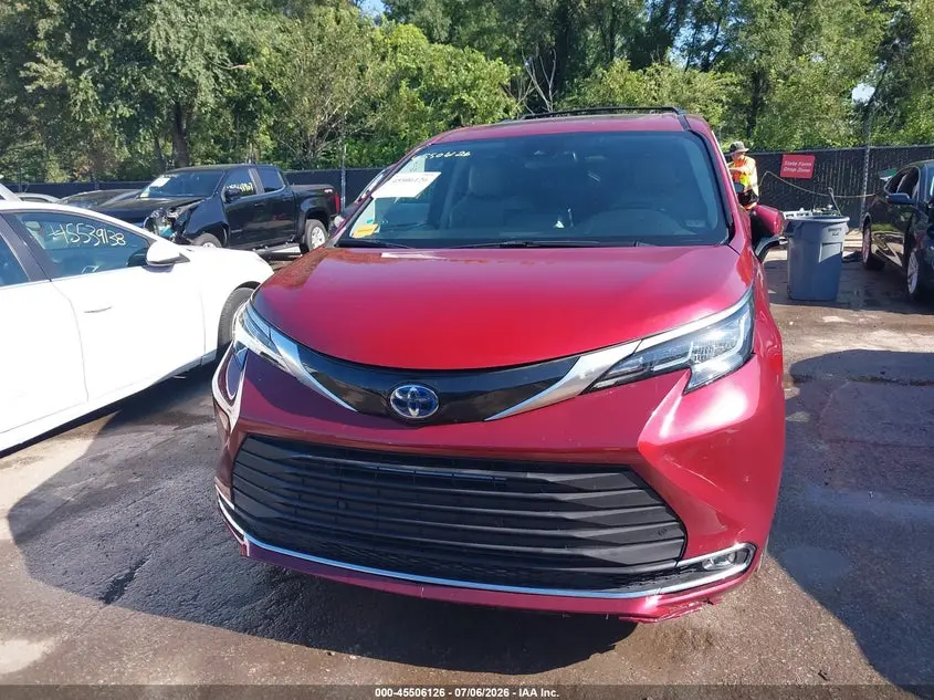 2021 TOYOTA SIENNA XLE