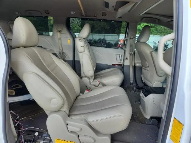 2013 TOYOTA SIENNA XLE  