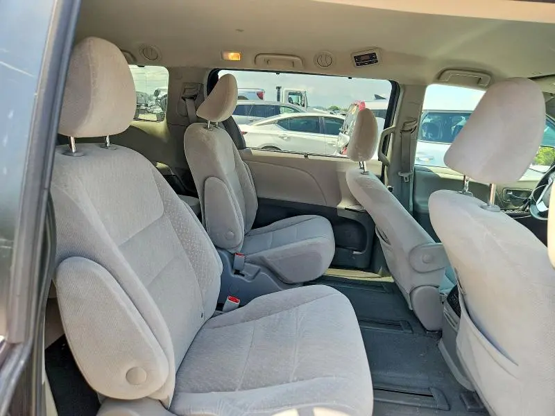 2020 TOYOTA SIENNA LE  