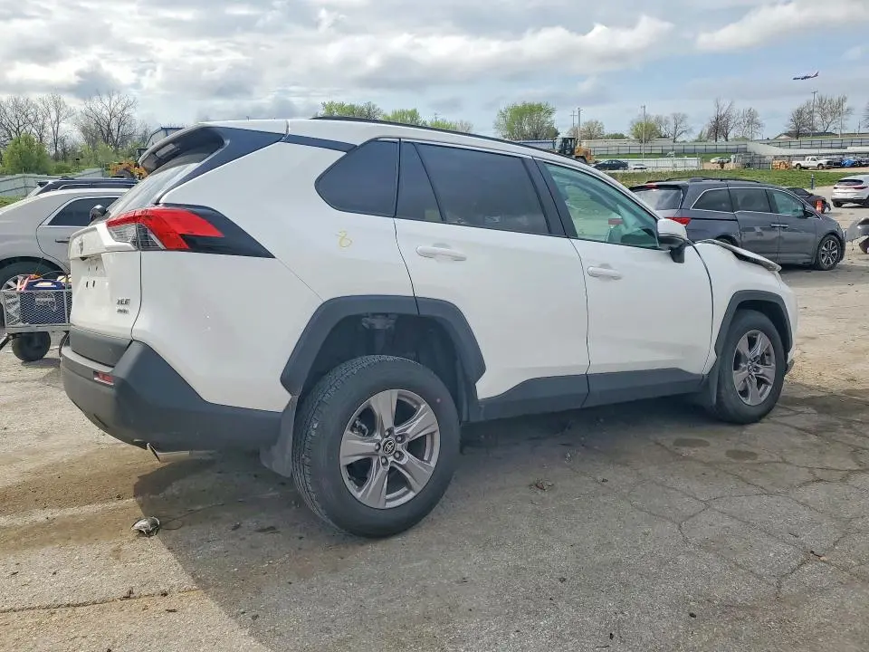2025 TOYOTA RAV4 XLE  