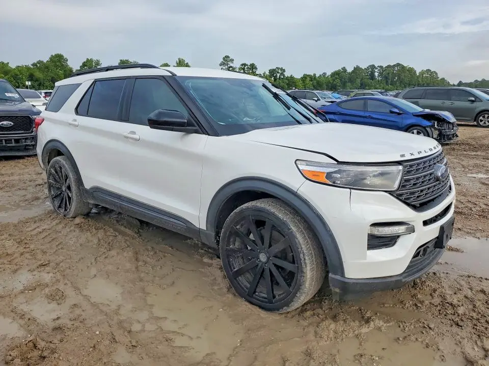 2022 FORD EXPLORER XLT  
