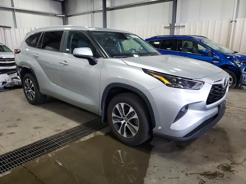 2024 TOYOTA HIGHLANDER XLE  