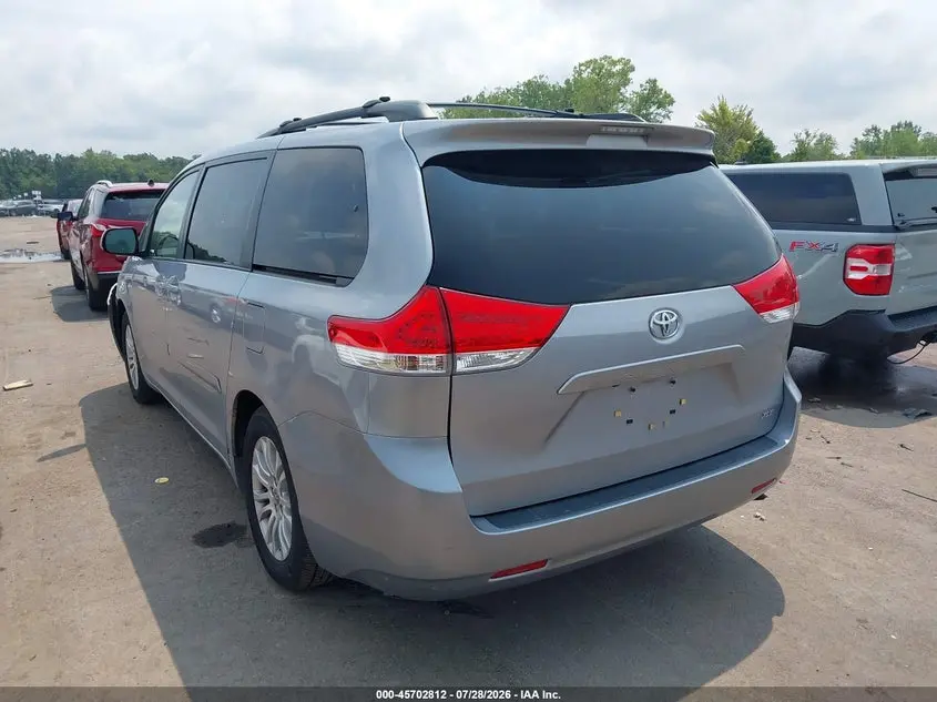 2012 TOYOTA SIENNA XLE V6 8 PASSENGER
