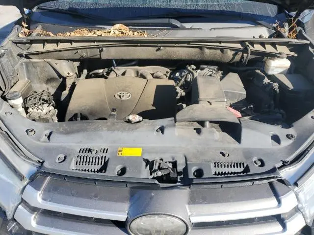 2019 TOYOTA HIGHLANDER SE  