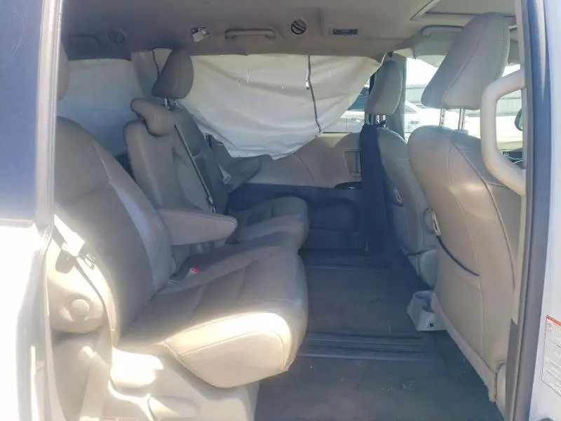 2018 TOYOTA SIENNA XLE 8-PASSENGER  