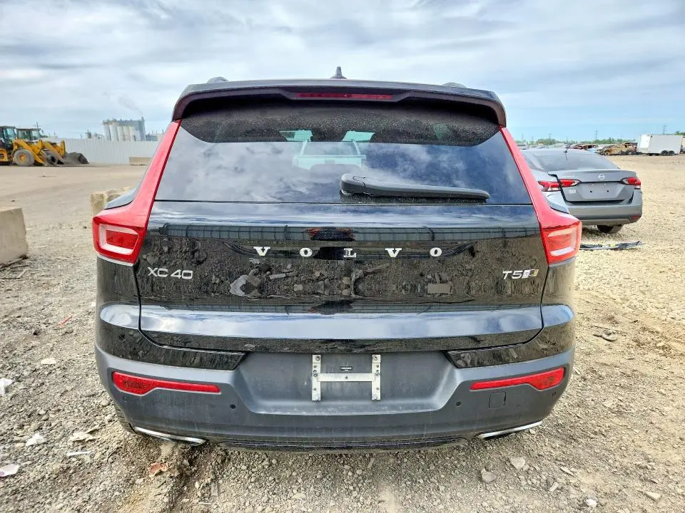2019 VOLVO XC40 T5 MOMENTUM  