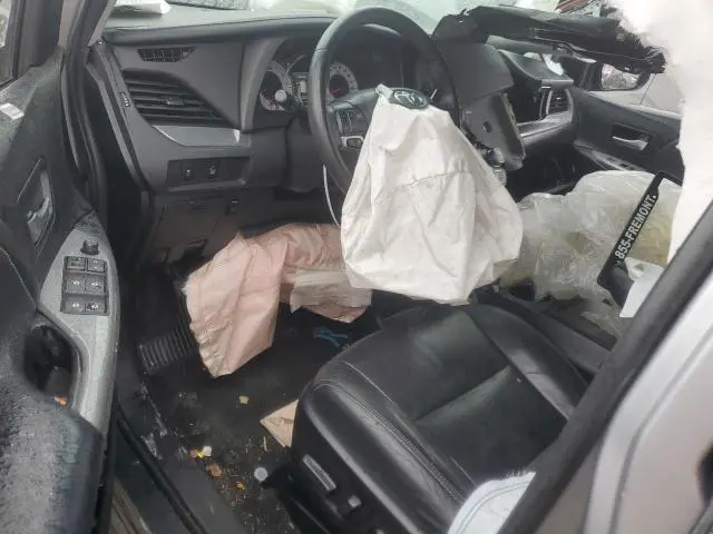 2017 TOYOTA SIENNA SE  