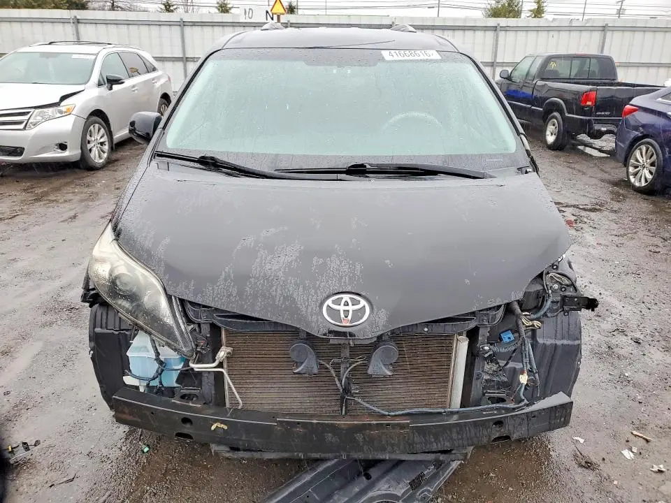 2011 TOYOTA SIENNA SE 8-PASSENGER  