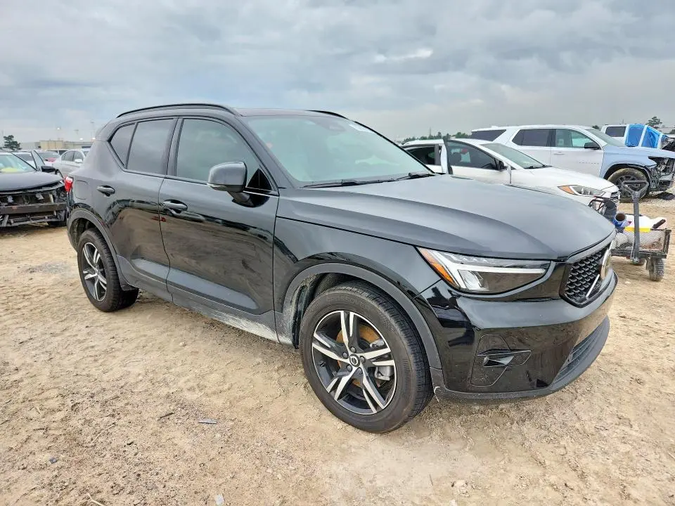2023 VOLVO XC40 PLUS  