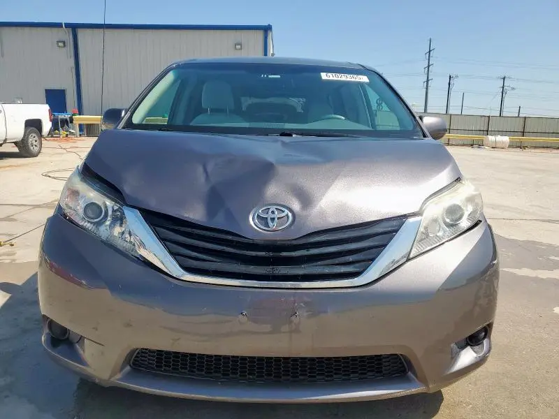 2013 TOYOTA SIENNA LE  