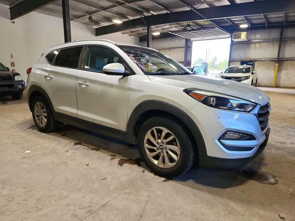 2016 HYUNDAI TUCSON SE  