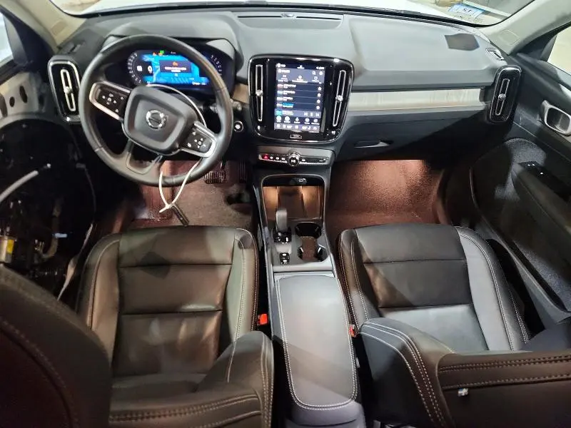 2025 VOLVO XC40 CORE  