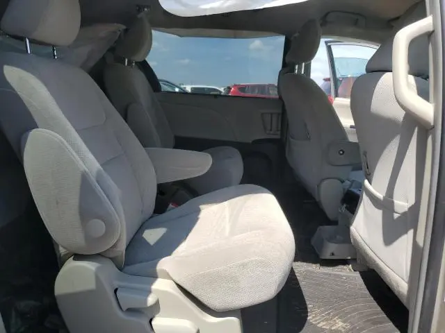2017 TOYOTA SIENNA LE  