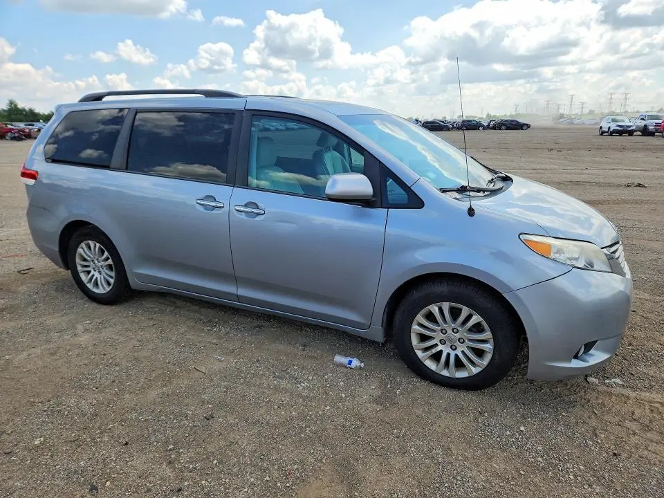 2013 TOYOTA SIENNA XLE 8-PASSENGER  