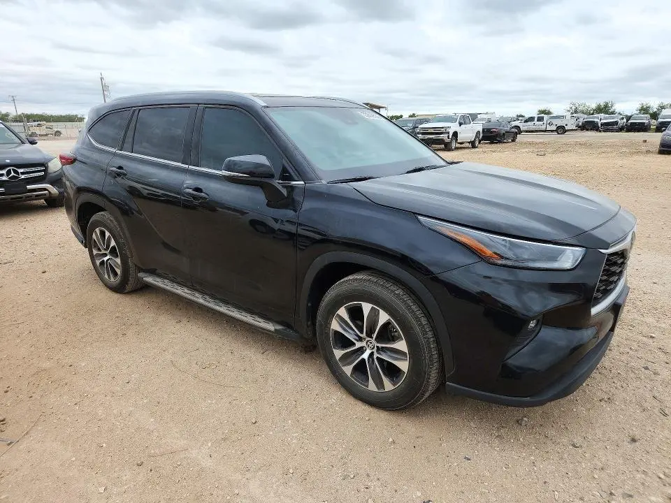 2022 TOYOTA HIGHLANDER XLE  
