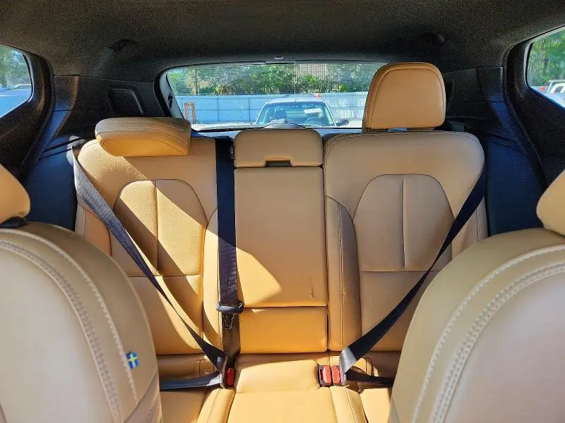 2019 VOLVO XC40 T5 MOMENTUM  
