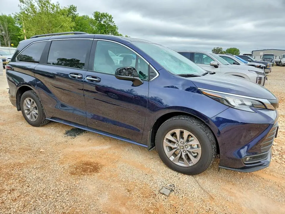 2025 TOYOTA SIENNA XLE 8-PASSENGER  