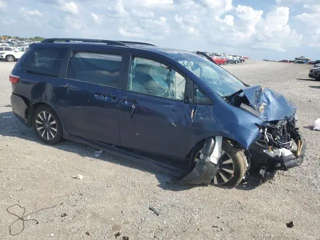 2019 TOYOTA SIENNA XLE  