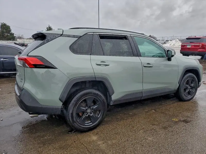2021 TOYOTA RAV4 XLE  
