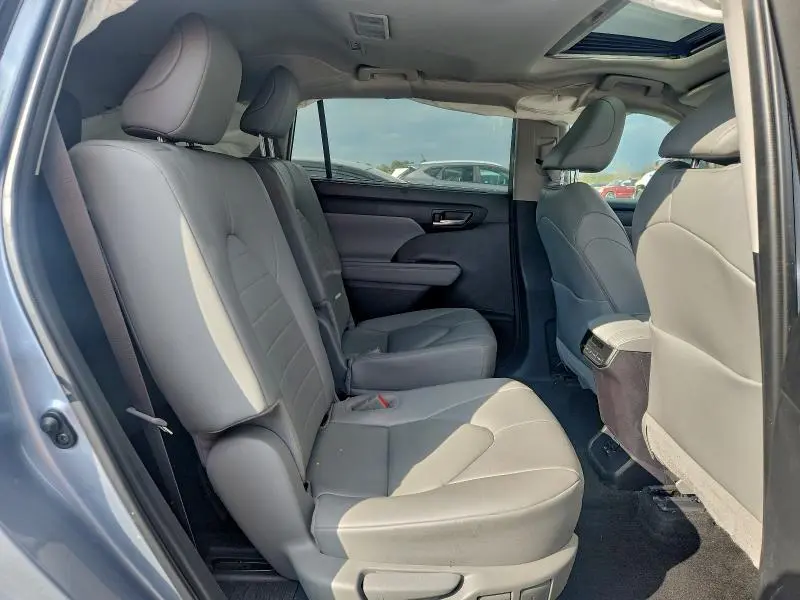 2024 TOYOTA HIGHLANDER LE  