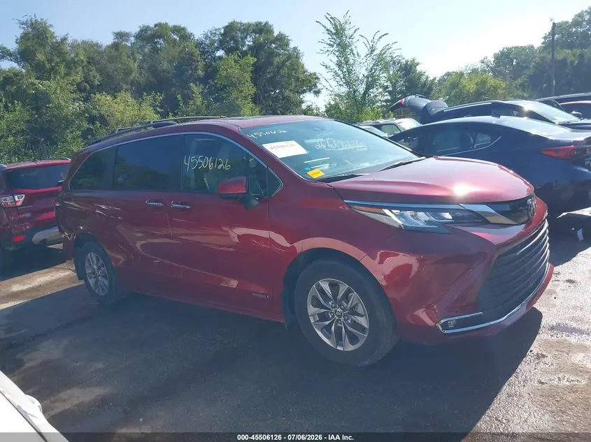 2021 TOYOTA SIENNA XLE