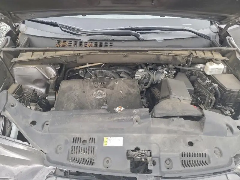 2019 TOYOTA HIGHLANDER SE  