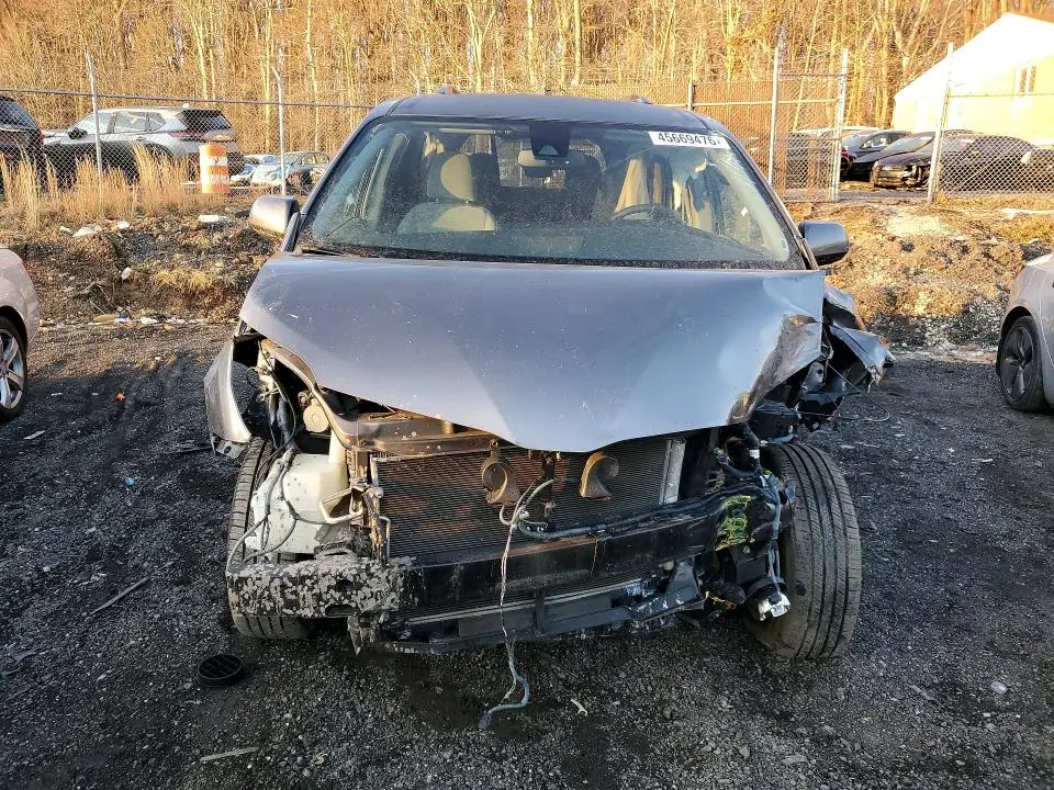 2019 TOYOTA SIENNA LE 8-PASSENGER  