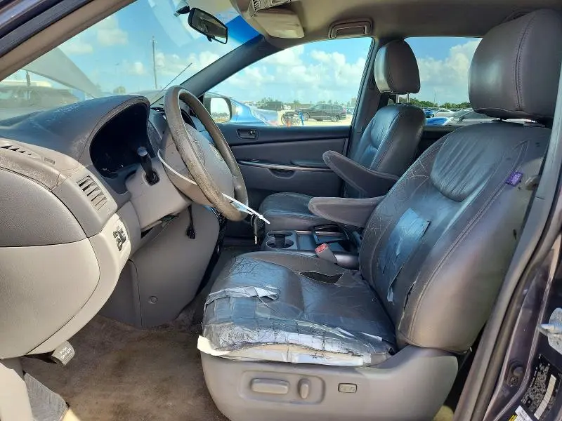 2010 TOYOTA SIENNA LE 8-PASSENGER  