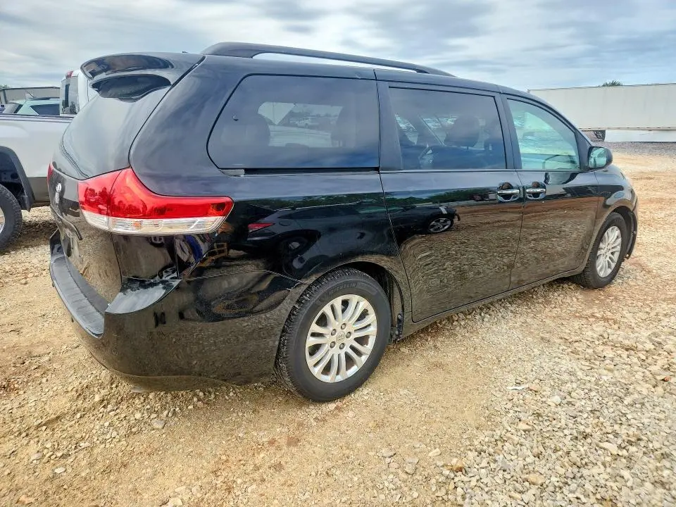 2014 TOYOTA SIENNA XLE 8-PASSENGER  