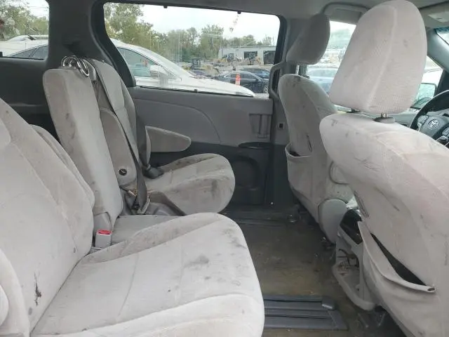 2017 TOYOTA SIENNA LE